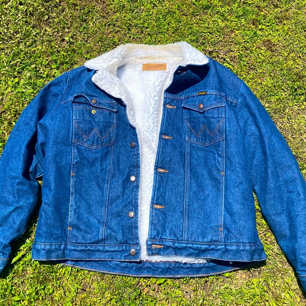 Wrangler Sherpa denim coat vintage. Pre owned rarely worn. Bit of discoloration